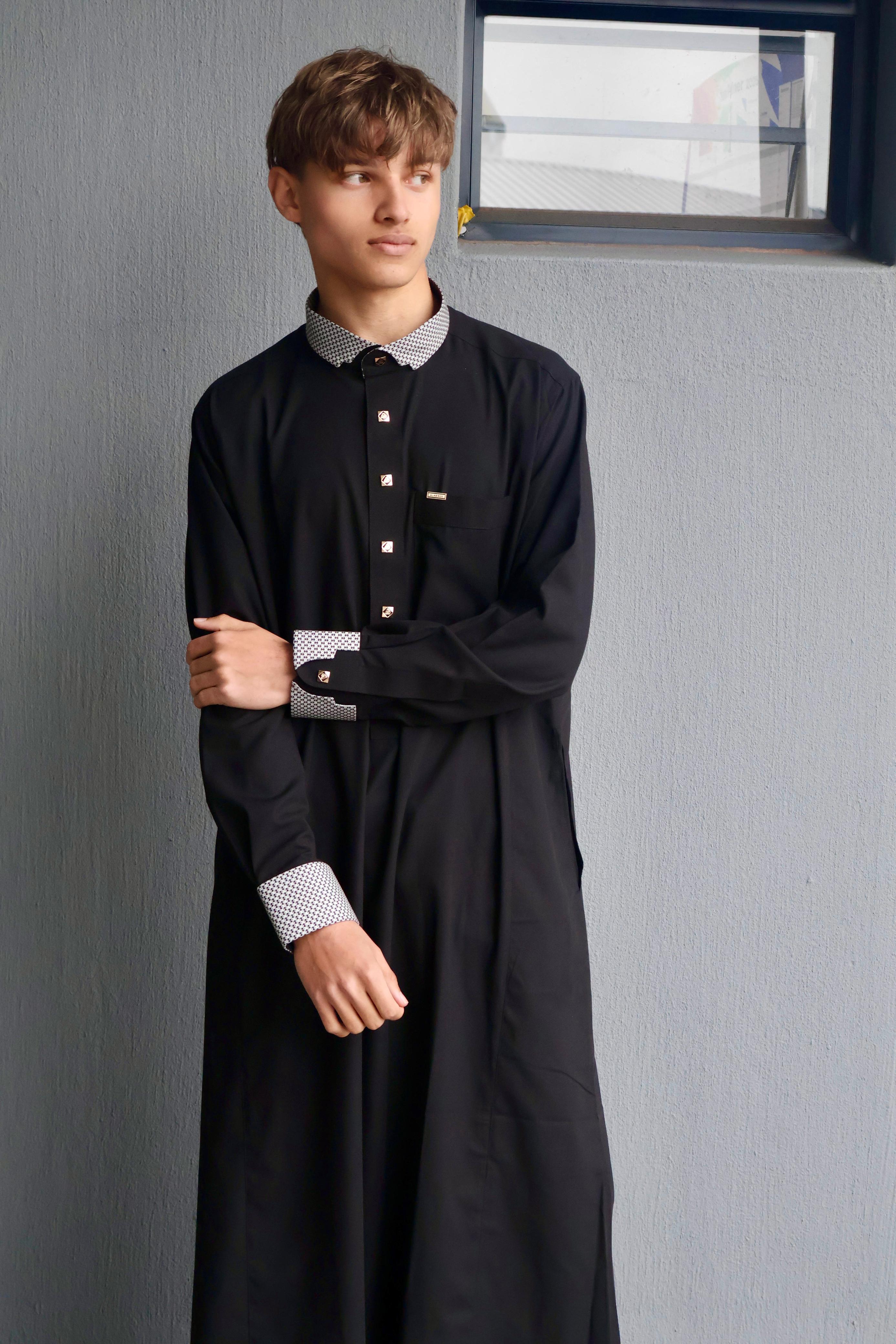 Elegant Contrast Collar Thowb