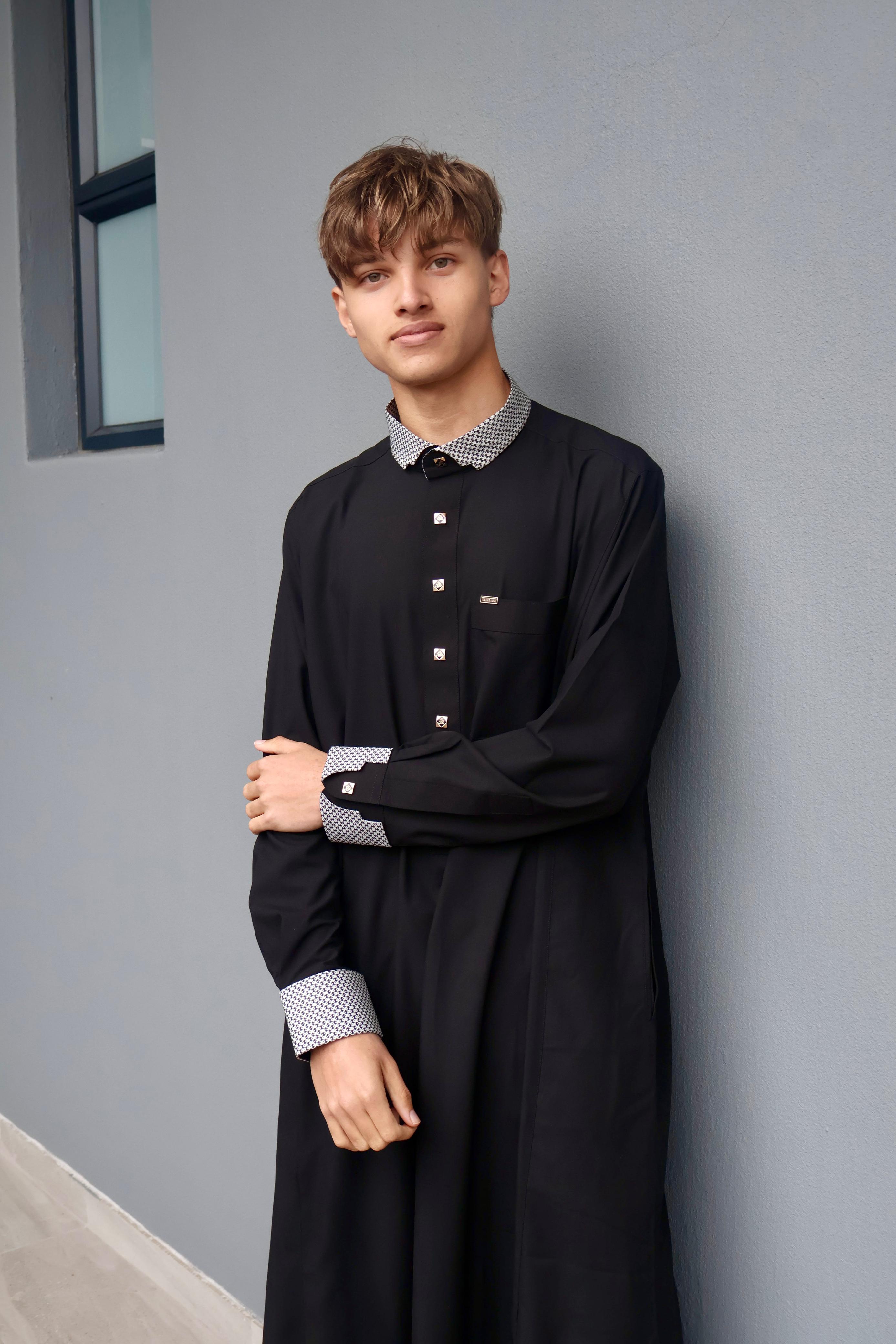 Elegant Contrast Collar Thowb