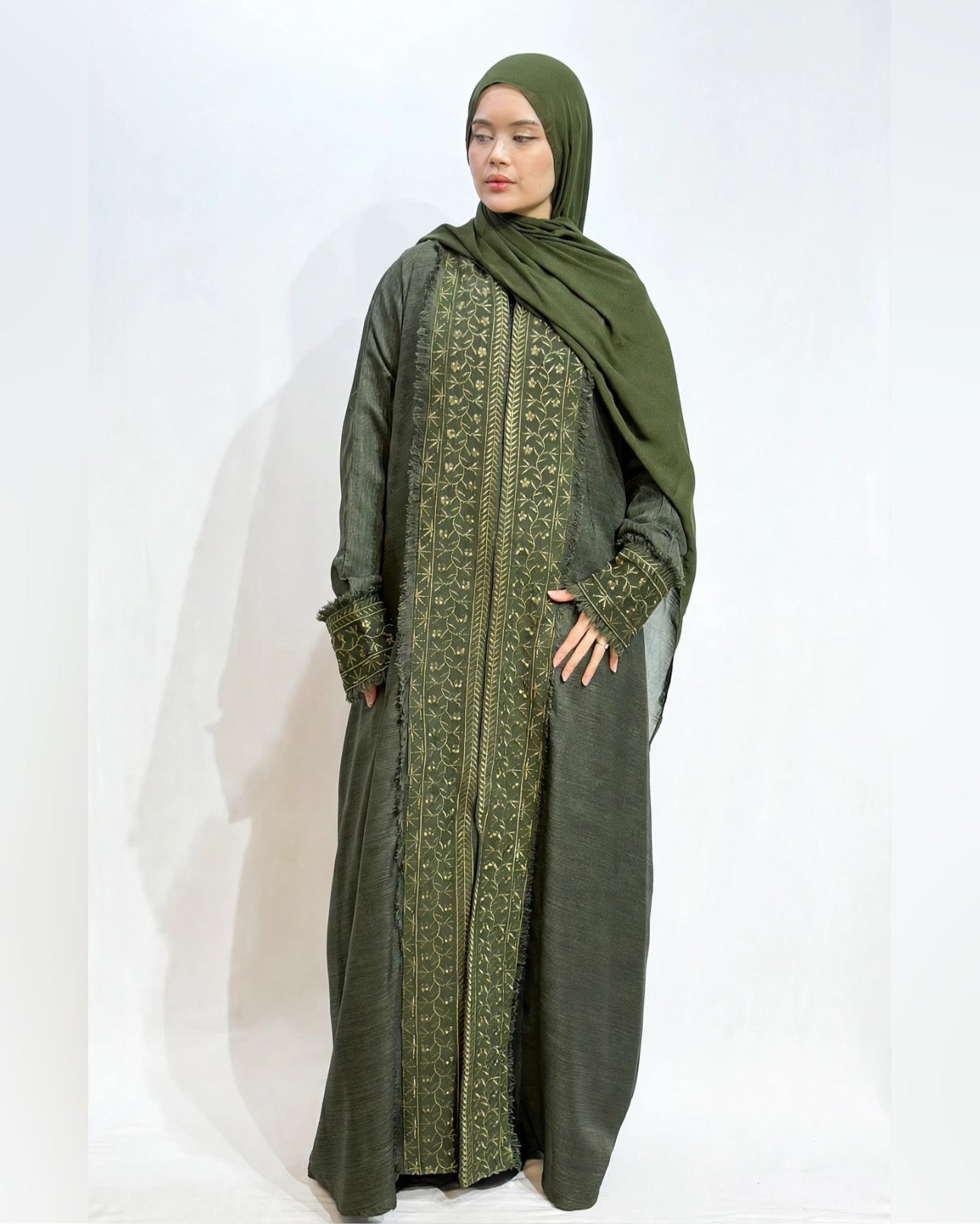 Embroidered linen abaya