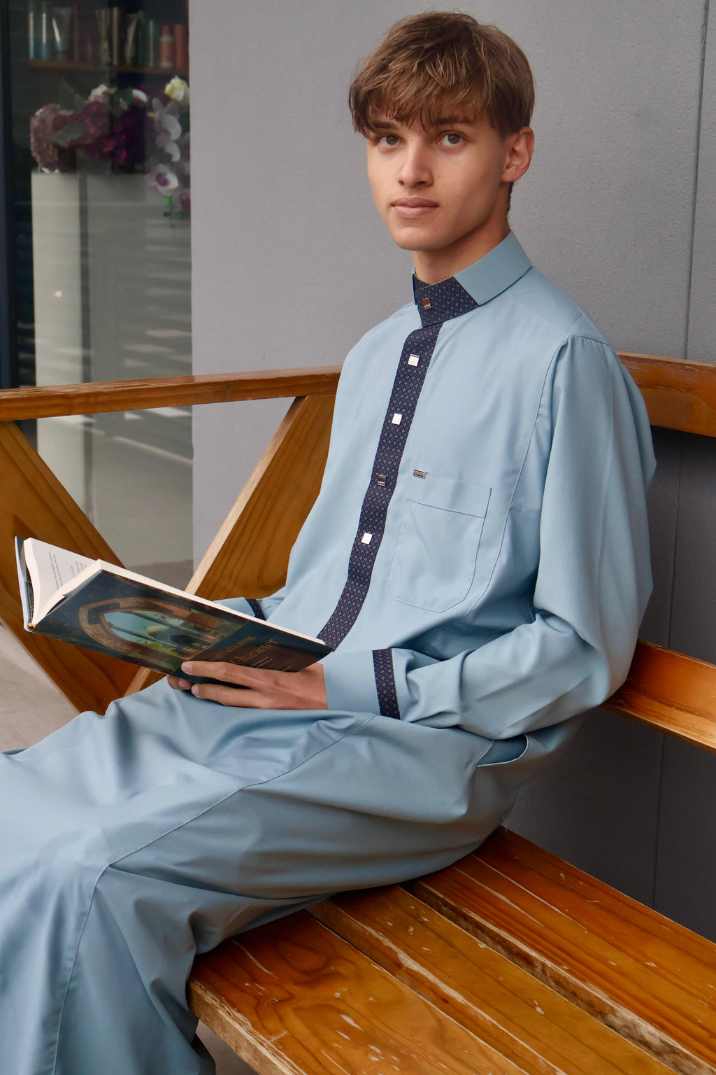 Elegant Contrast Collar Thowb