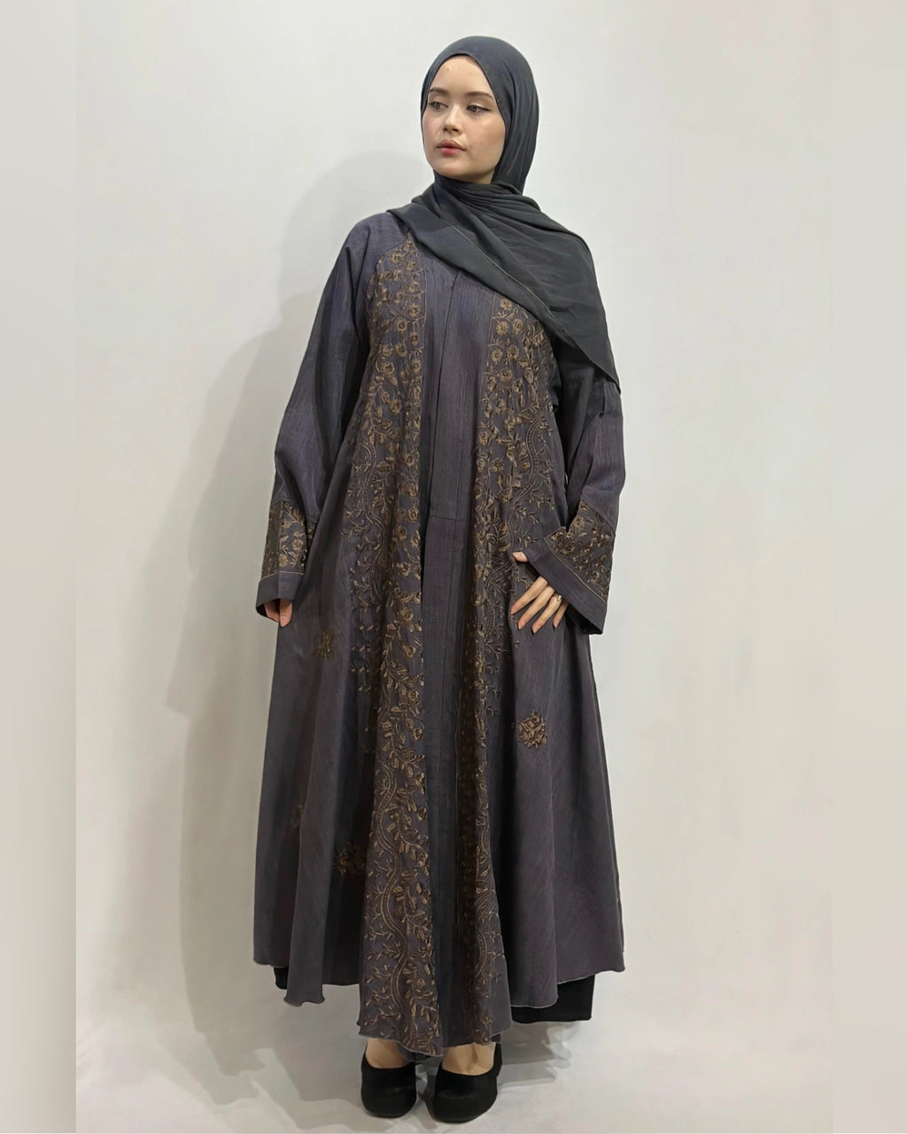 Ward Al Ghasaq Rose-Embroidered Abaya