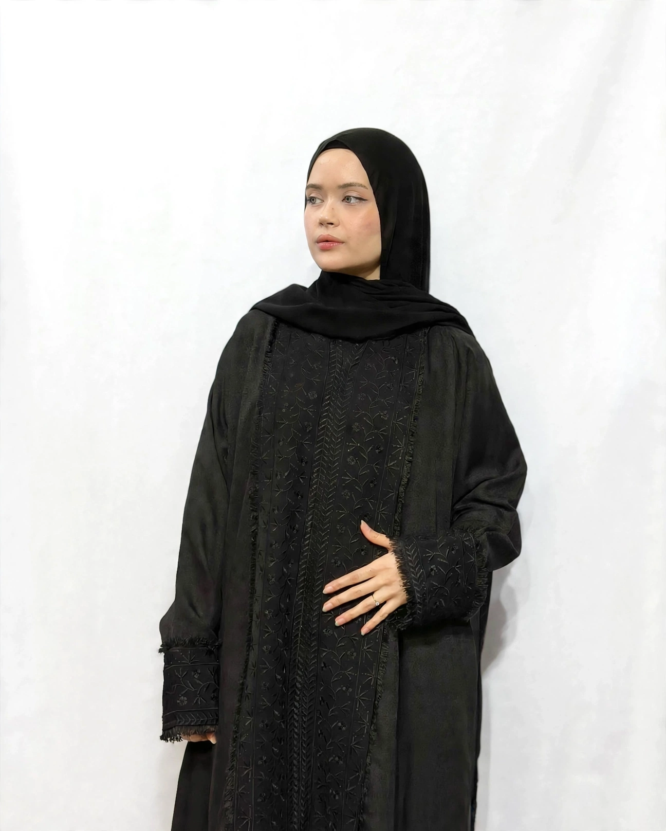 Embroidered linen abaya