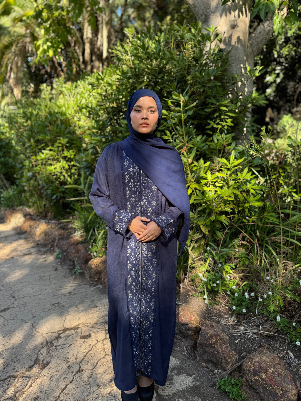 Embroidered linen abaya