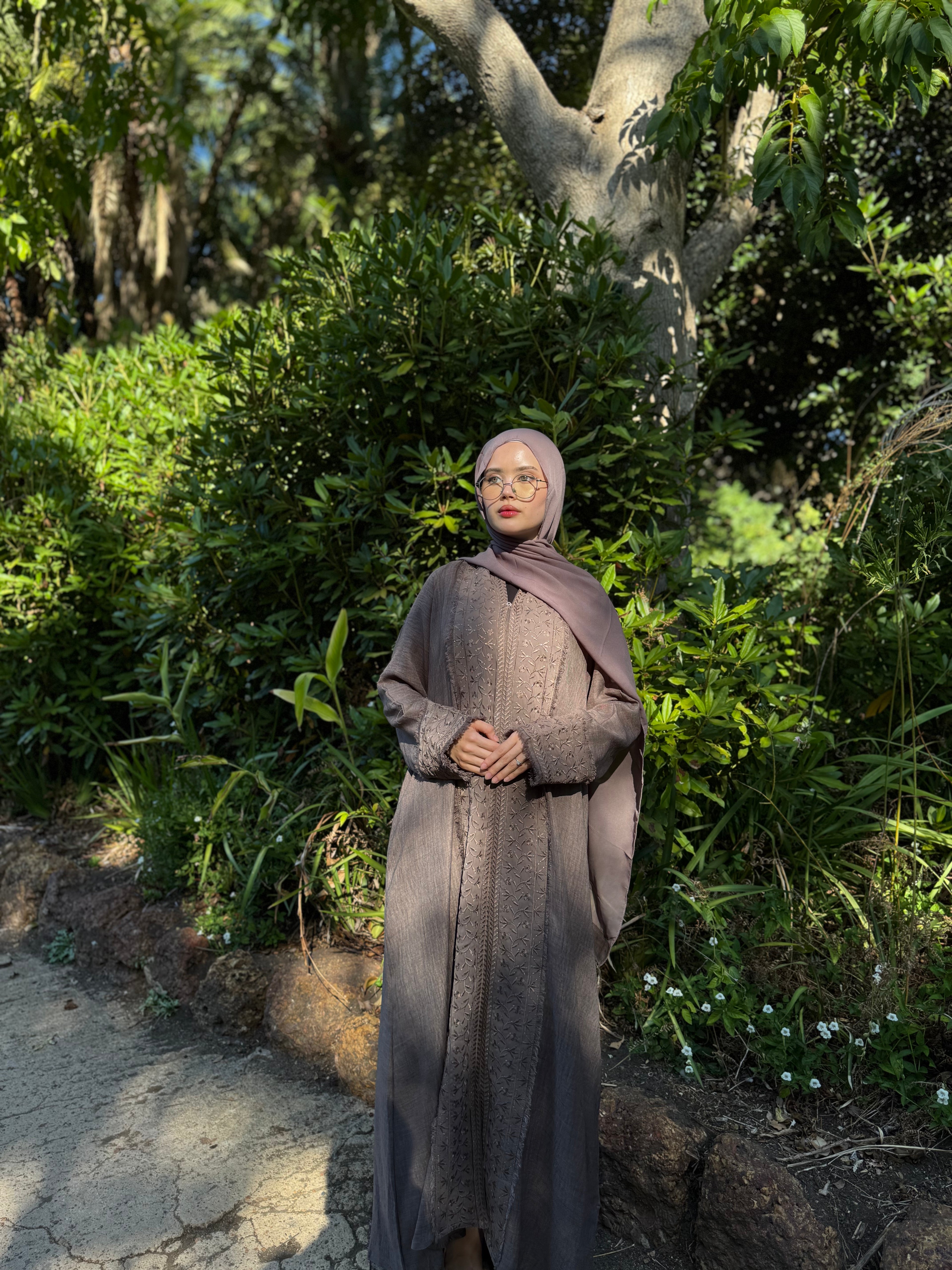 Embroidered linen abaya