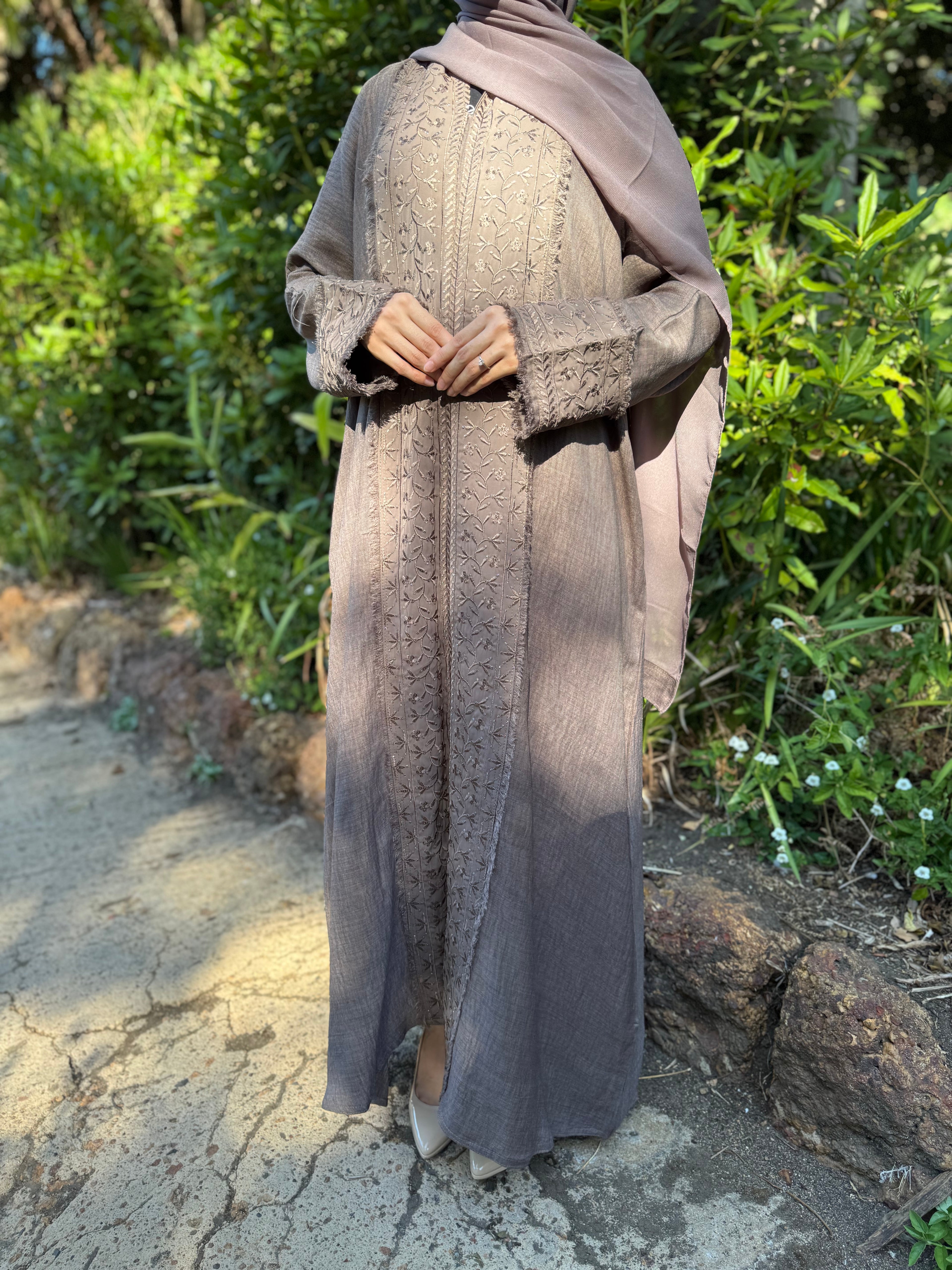Embroidered linen abaya