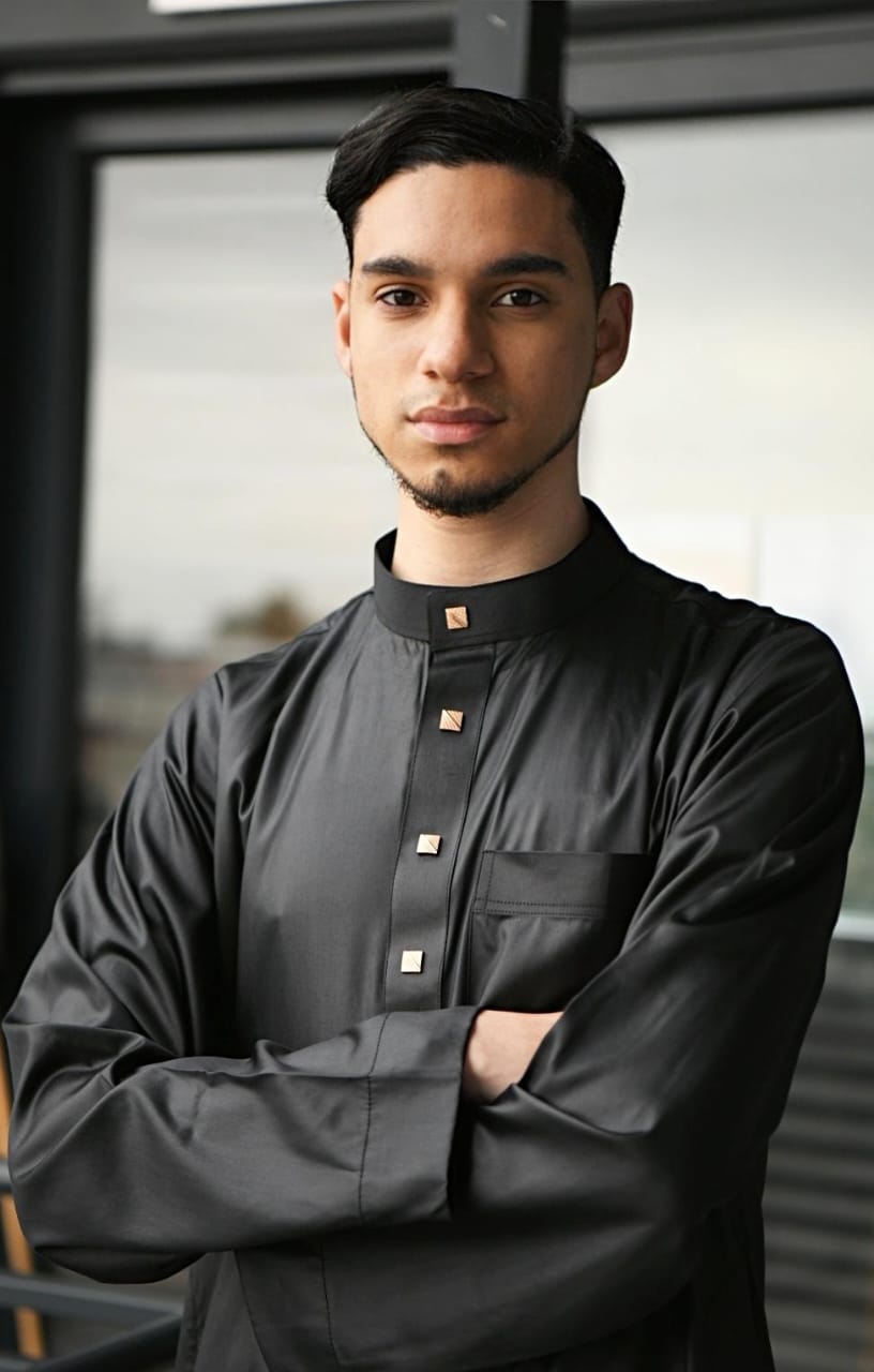 PLAIN WHITE AND BLACK COLLAR THOBE