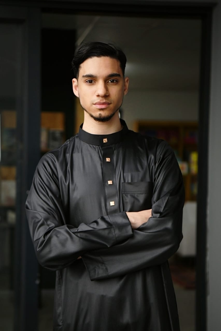 PLAIN WHITE AND BLACK COLLAR THOBE