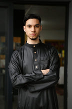 PLAIN WHITE AND BLACK COLLAR THOBE