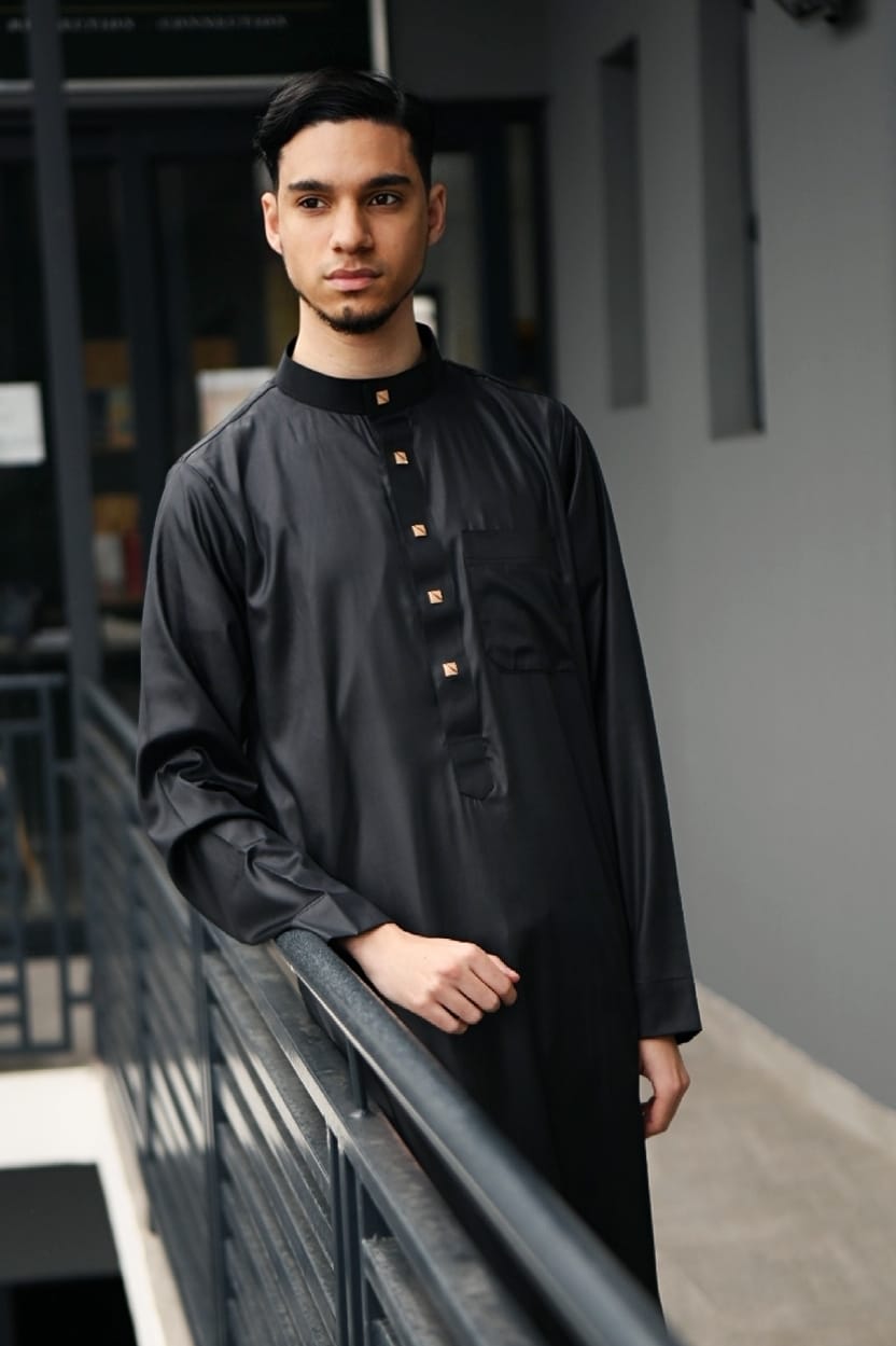 PLAIN WHITE AND BLACK COLLAR THOBE
